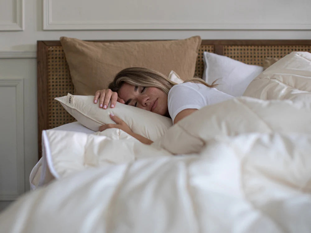 Lady sleeping on Floks Wool Pillow