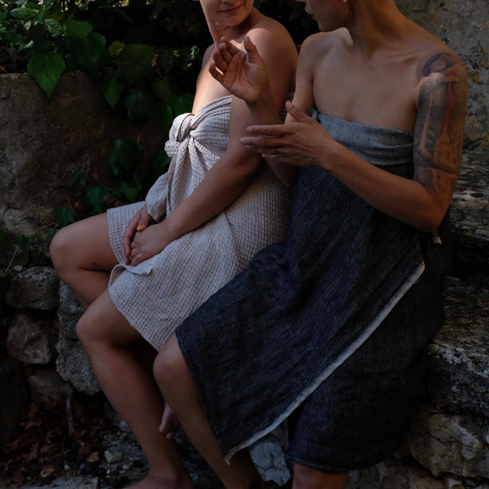 Blästa Henriët Bath Towel worn by two women seated in the shade