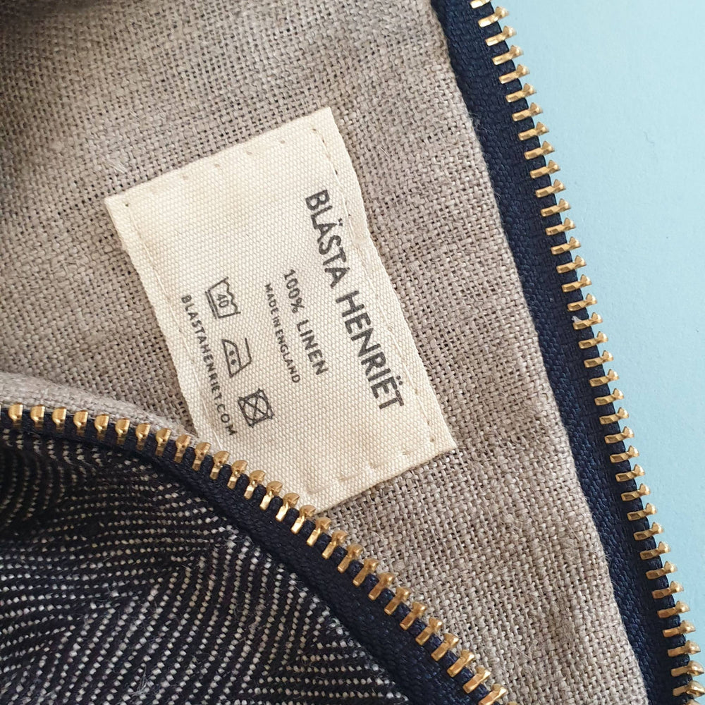 Blästa Henriët Bag unzipped close up of the label
