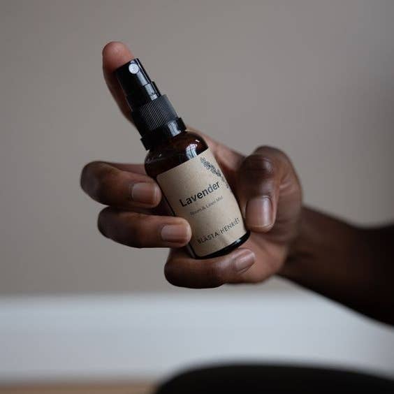 Blästa Henriët room spray in woman's hand