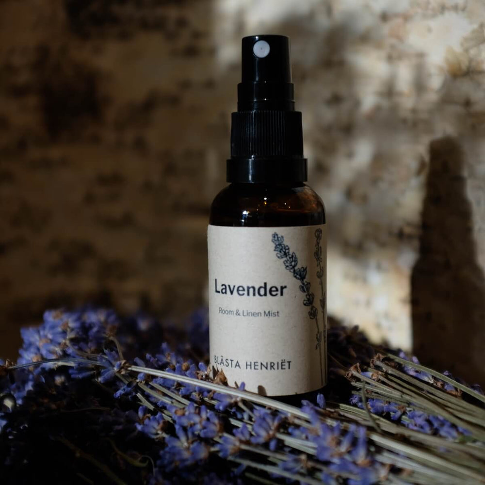 Blästa Henriët Room and Linen Mist iwith lavender and an earthy background