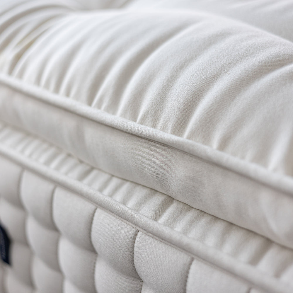 Floks Pillow Top 10250 Mattress close-up, emphasising its plush pillow top and premium materials.