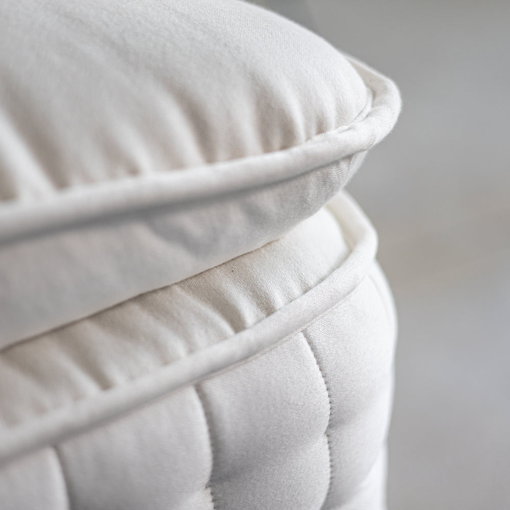 Close-up of Floks Pillow Top 10250 Mattress showing the soft pillow top layer and natural wool filling.